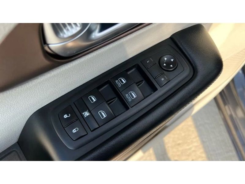 Used 2020 Chrysler Voyager Lxi image 62