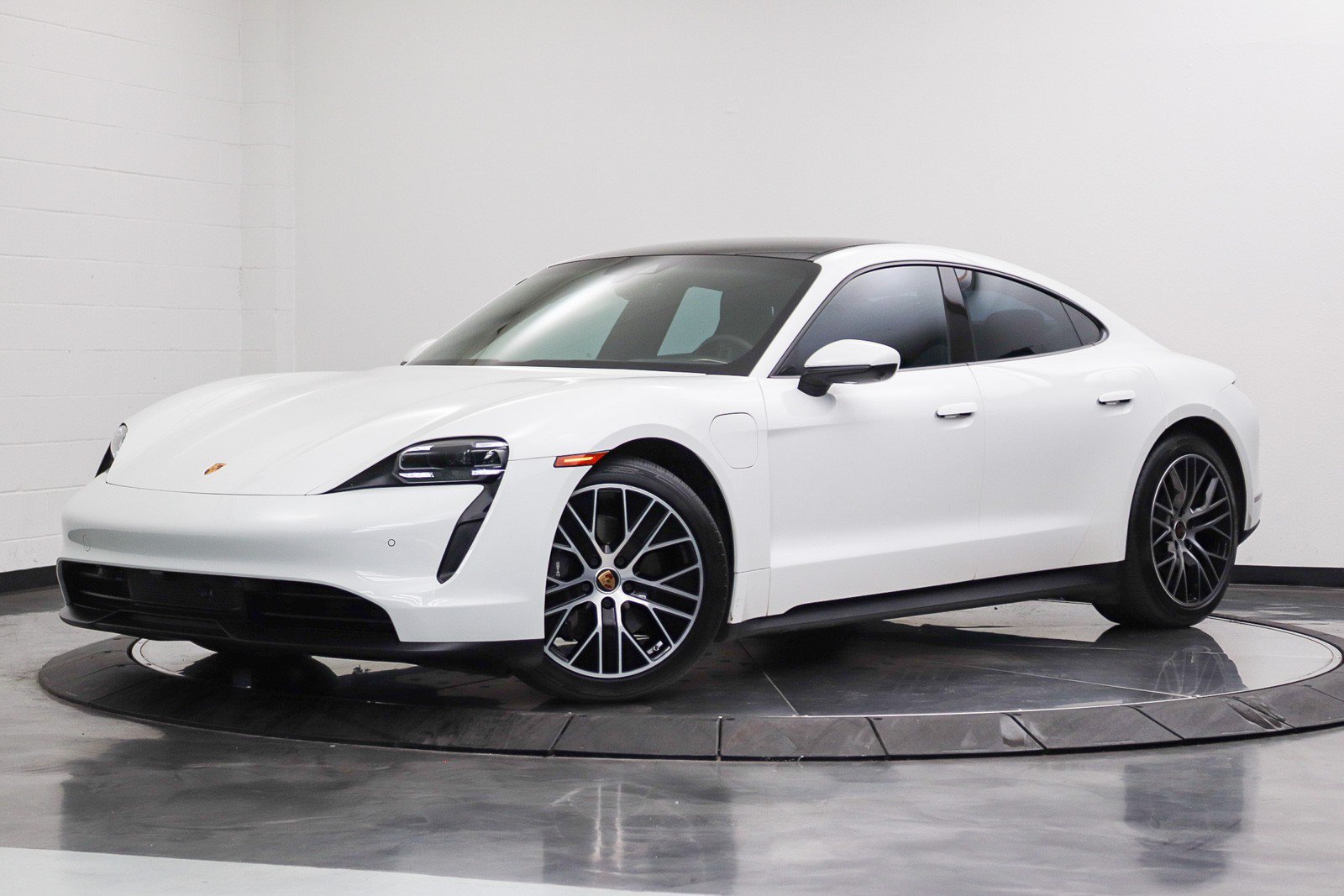 Used 2022 Porsche Taycan RWD image 1