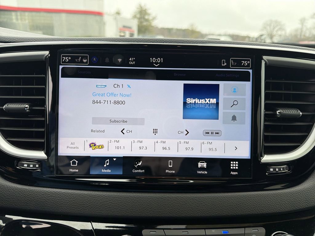 Used 2025 Chrysler Voyager LX image 22