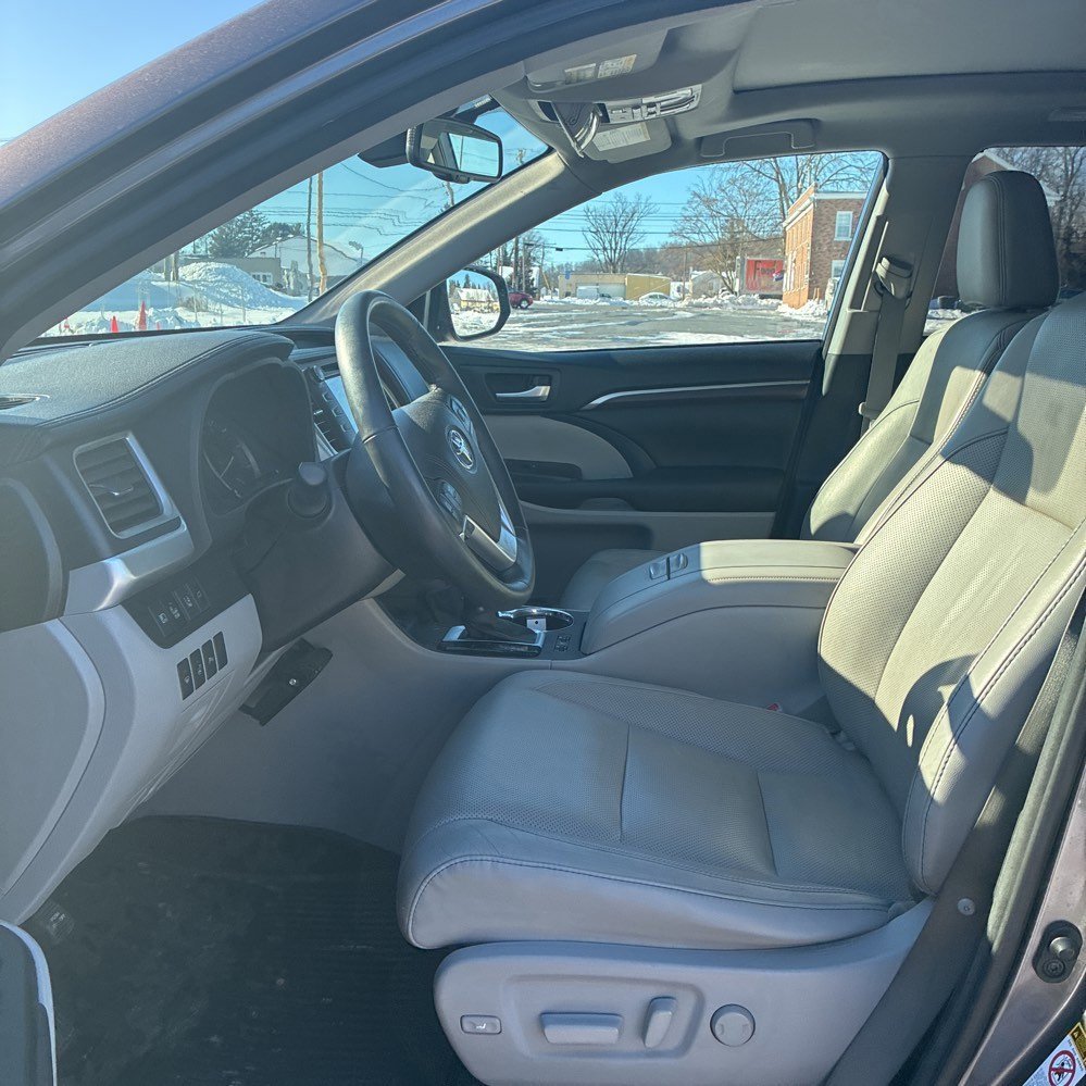 Used 2016 Toyota Highlander Limited Platinum image 2