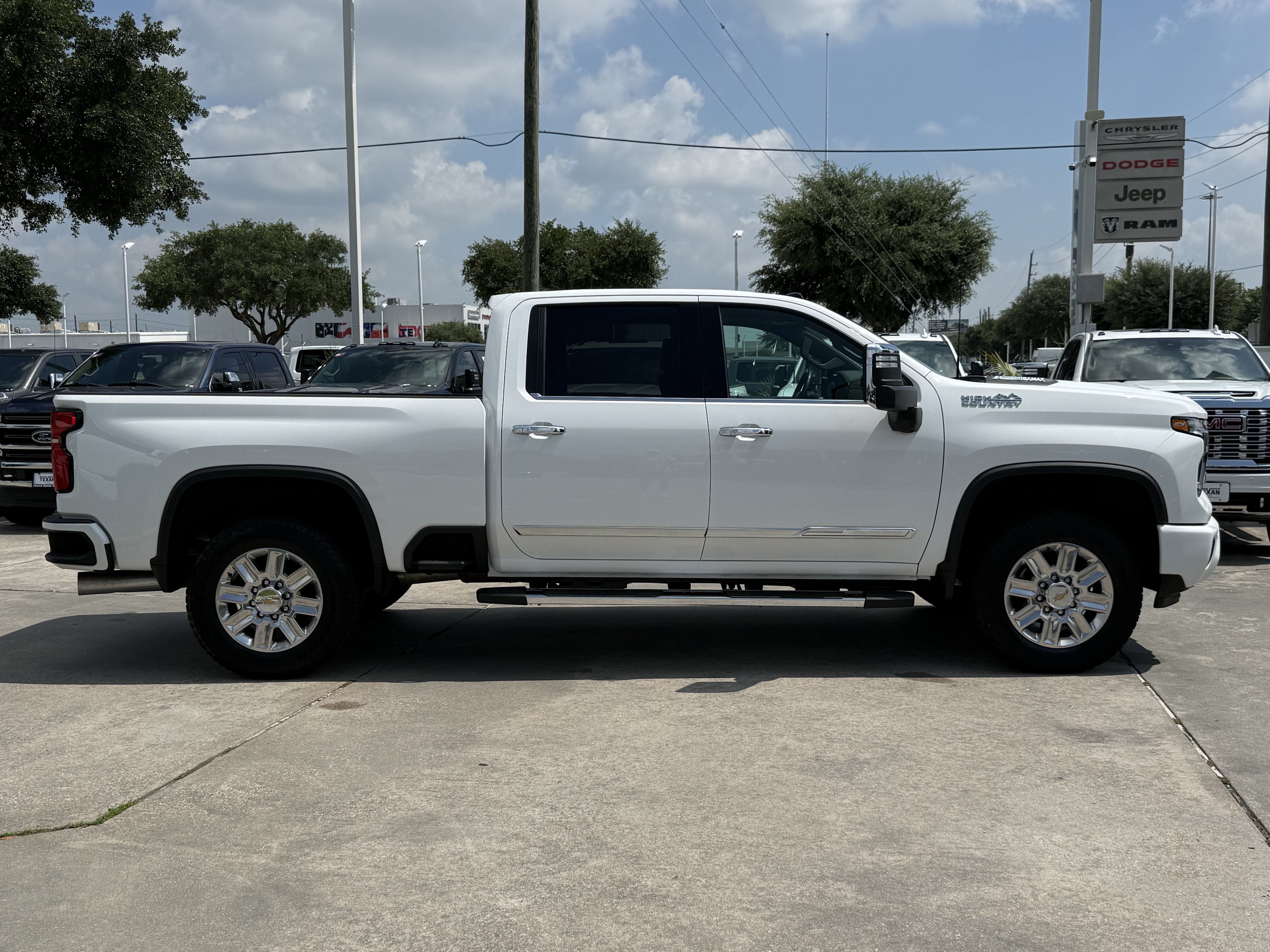 Used 2024 Chevrolet Silverado 2500 High Country AWD/4WD image 3