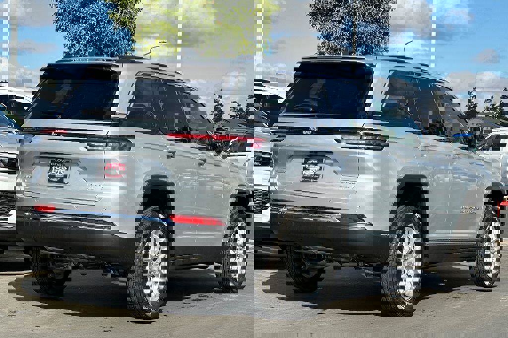New 2025 Jeep Grand Cherokee Laredo X w/ Luxury Tech Group I image 4