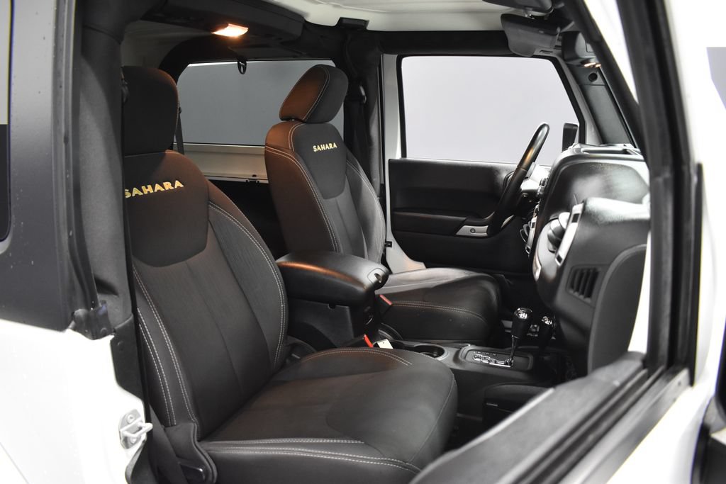 Used 2015 Jeep Wrangler Sahara w/ Connectivity Group AWD/4WD image 13
