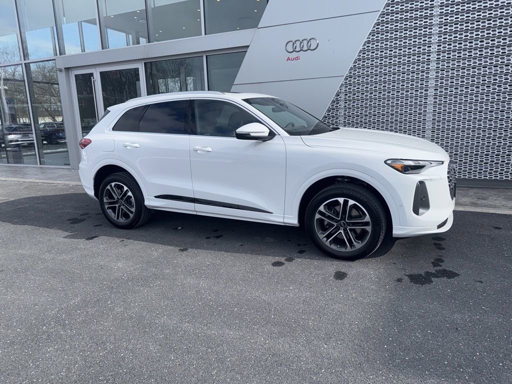 Used 2025 Audi Q5 Premium w/ Convenience Package image 2