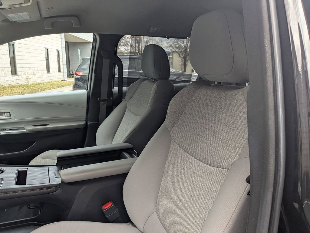 Used 2025 Toyota Sienna LE image 21