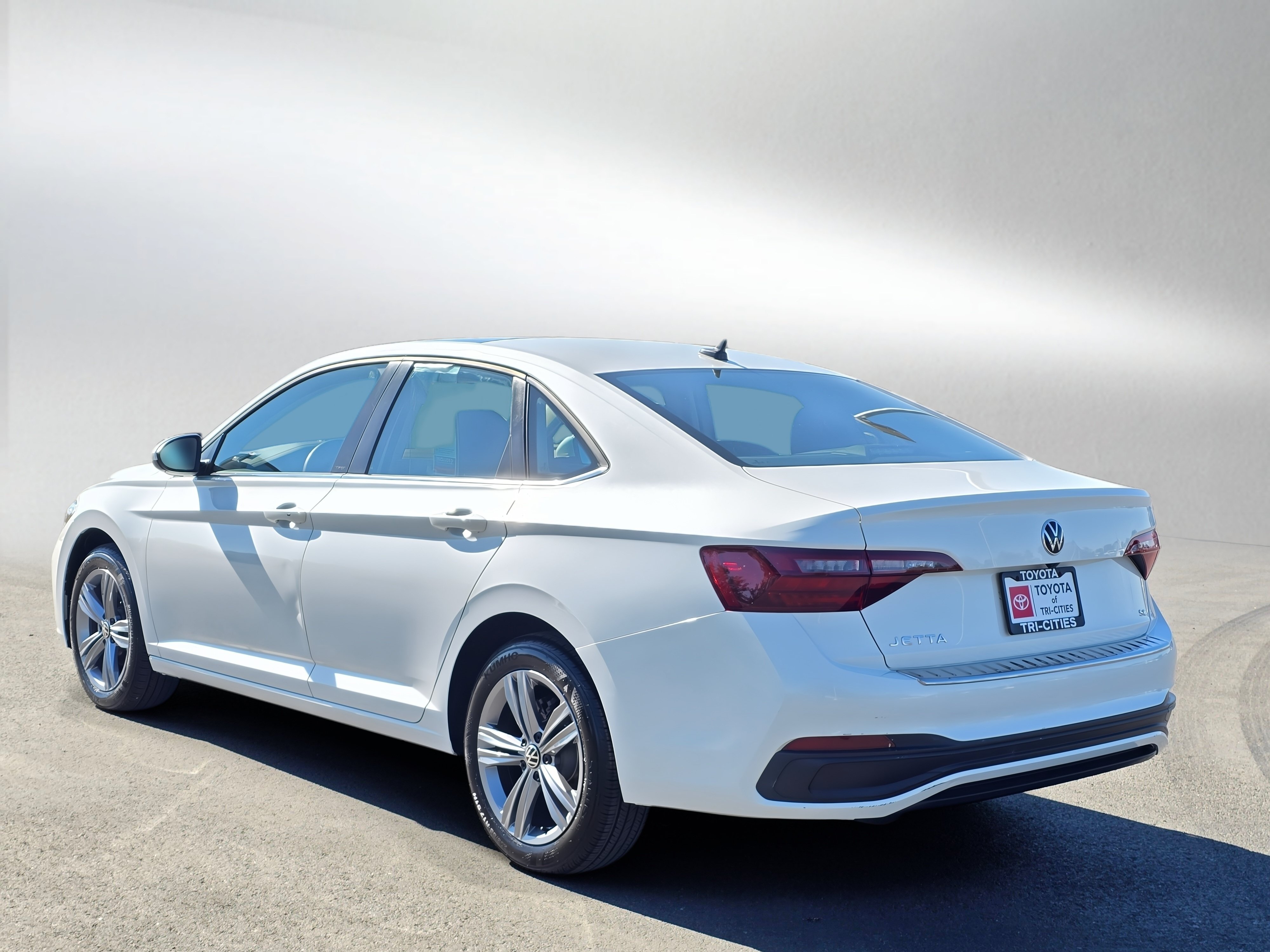 Used 2024 Volkswagen Jetta SE w/ Panoramic Sunroof Package FWD image 3