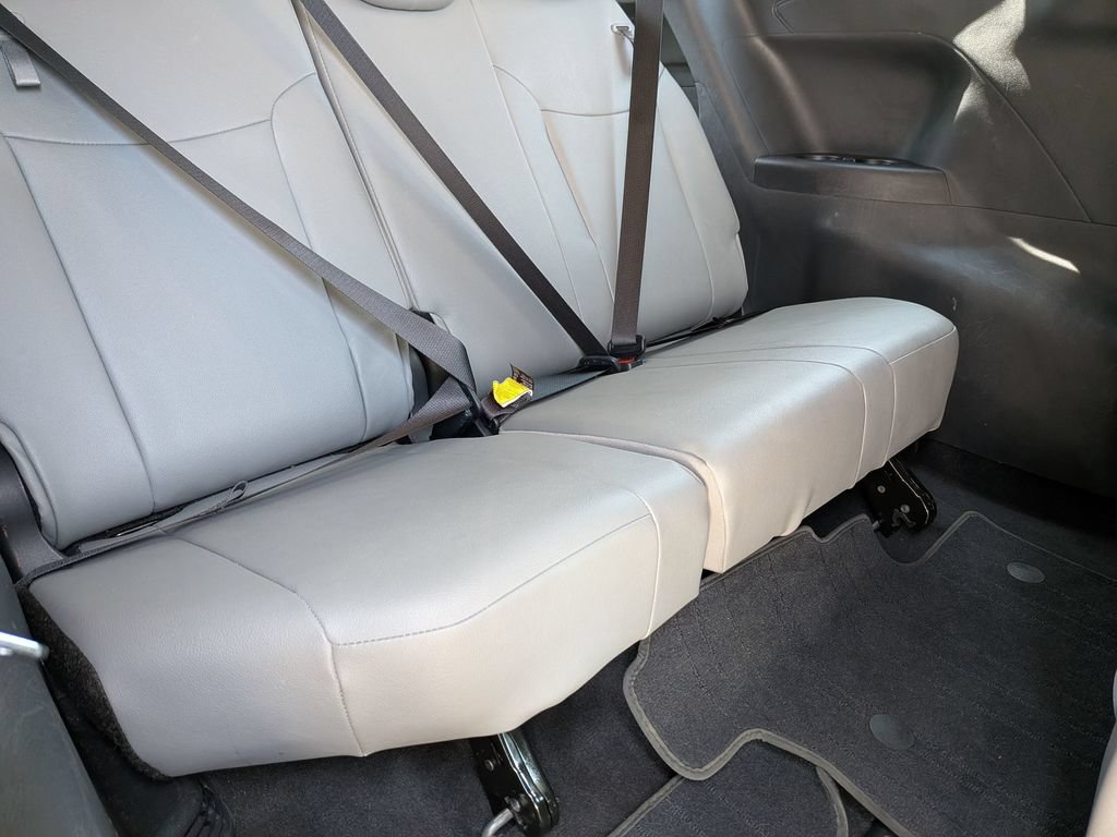 Used 2026 Toyota Sienna XLE FWD image 19