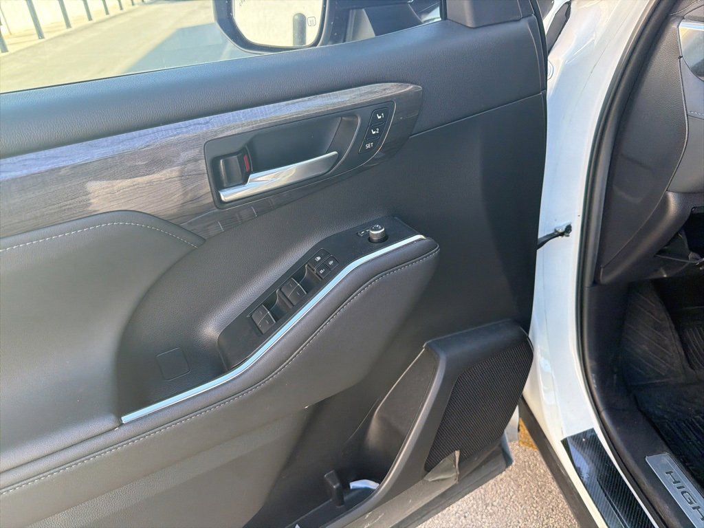 Used 2023 Toyota Highlander L image 14