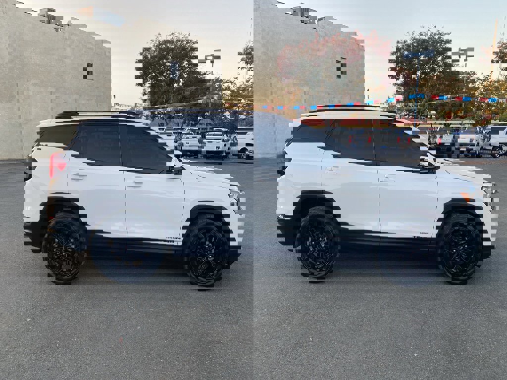 Used 2022 GMC Terrain SLE w/ Elevation Edition image 5