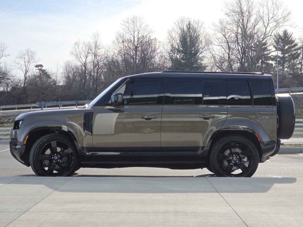Used 2024 Land Rover Defender 110 X-Dynamic SE image 29