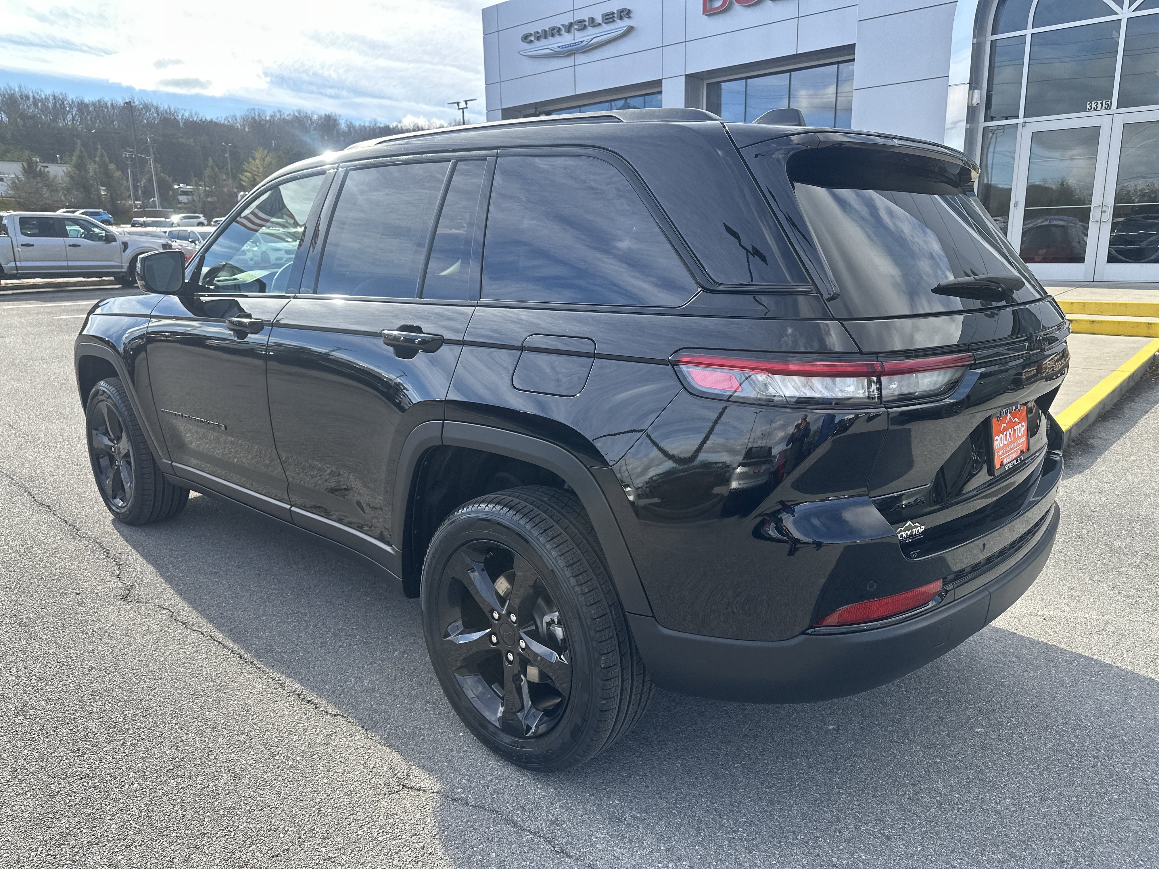 New 2025 Jeep Grand Cherokee Limited w/ Black Appearance Package AWD/4WD image 9