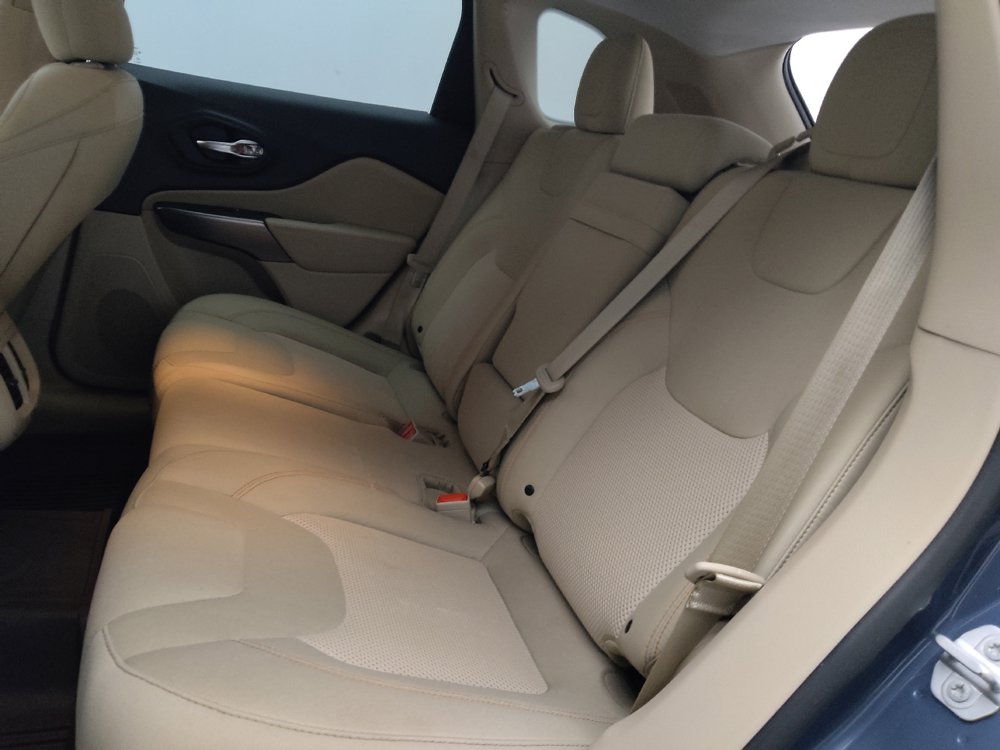 Used 2019 Jeep Cherokee Latitude w/ Popular Appearance Group FWD image 18