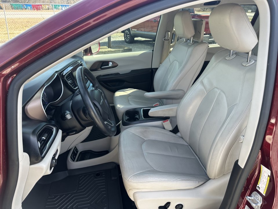 Used 2017 Chrysler Pacifica Touring-L Plus w/ Advanced Safetytec Group FWD image 17