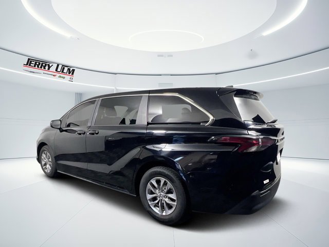 Used 2022 Toyota Sienna LE image 5