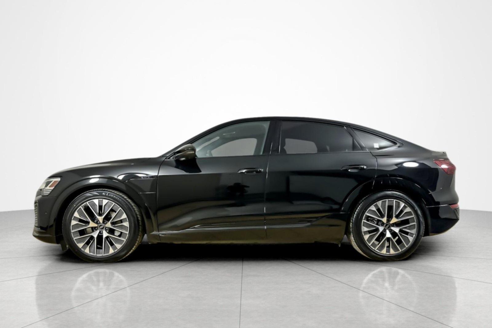 Used 2024 Audi Q8 e-tron Premium Plus AWD/4WD image 2