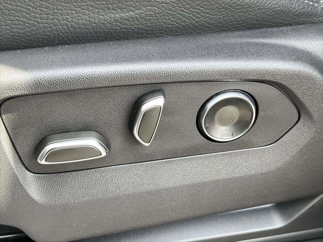 Used 2025 GMC Yukon XL Denali w/ Sun & Power Step Package image 19