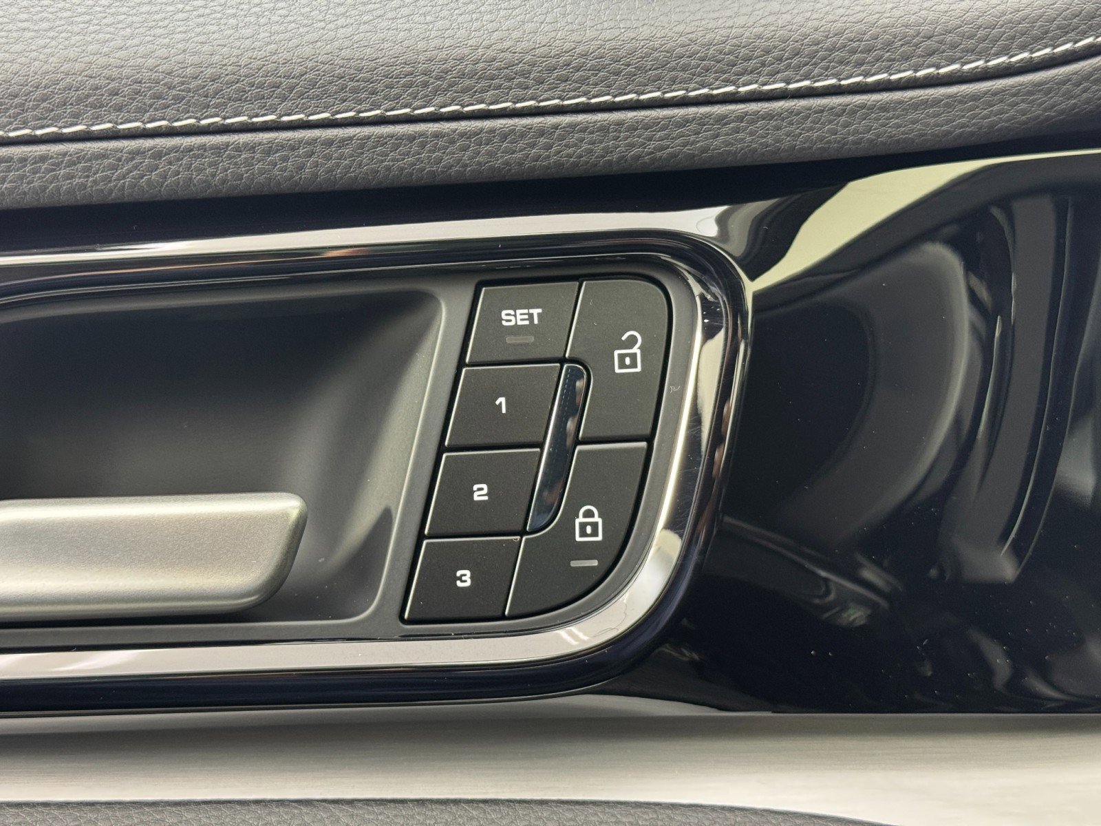 Used 2025 Porsche Panamera 4 w/ Premium Package image 18