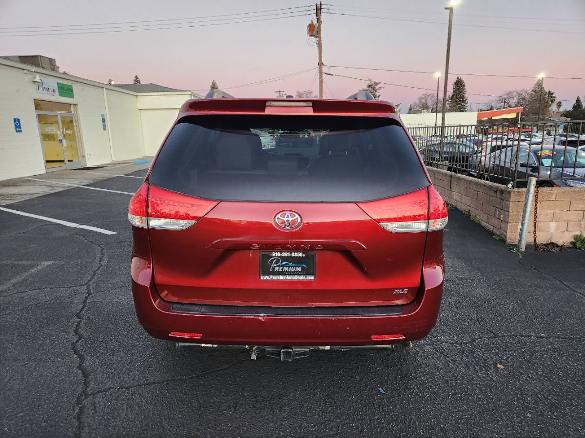 Used 2012 Toyota Sienna XLE image 4