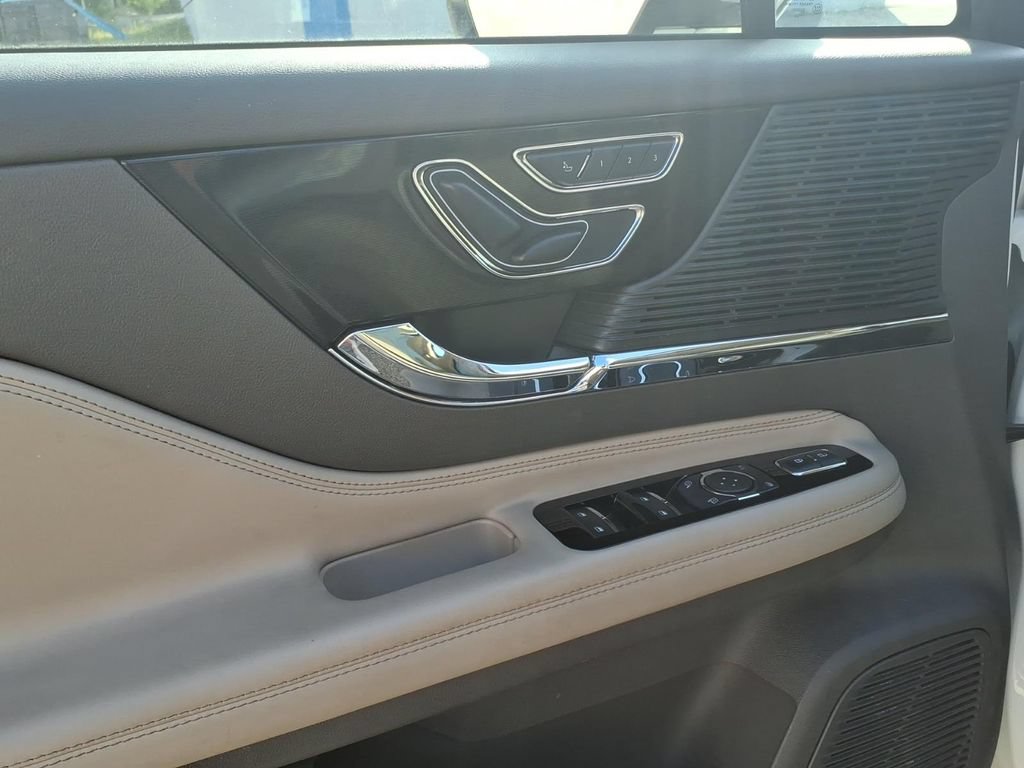 Used 2022 Lincoln Corsair AWD w/ Premium Package image 11