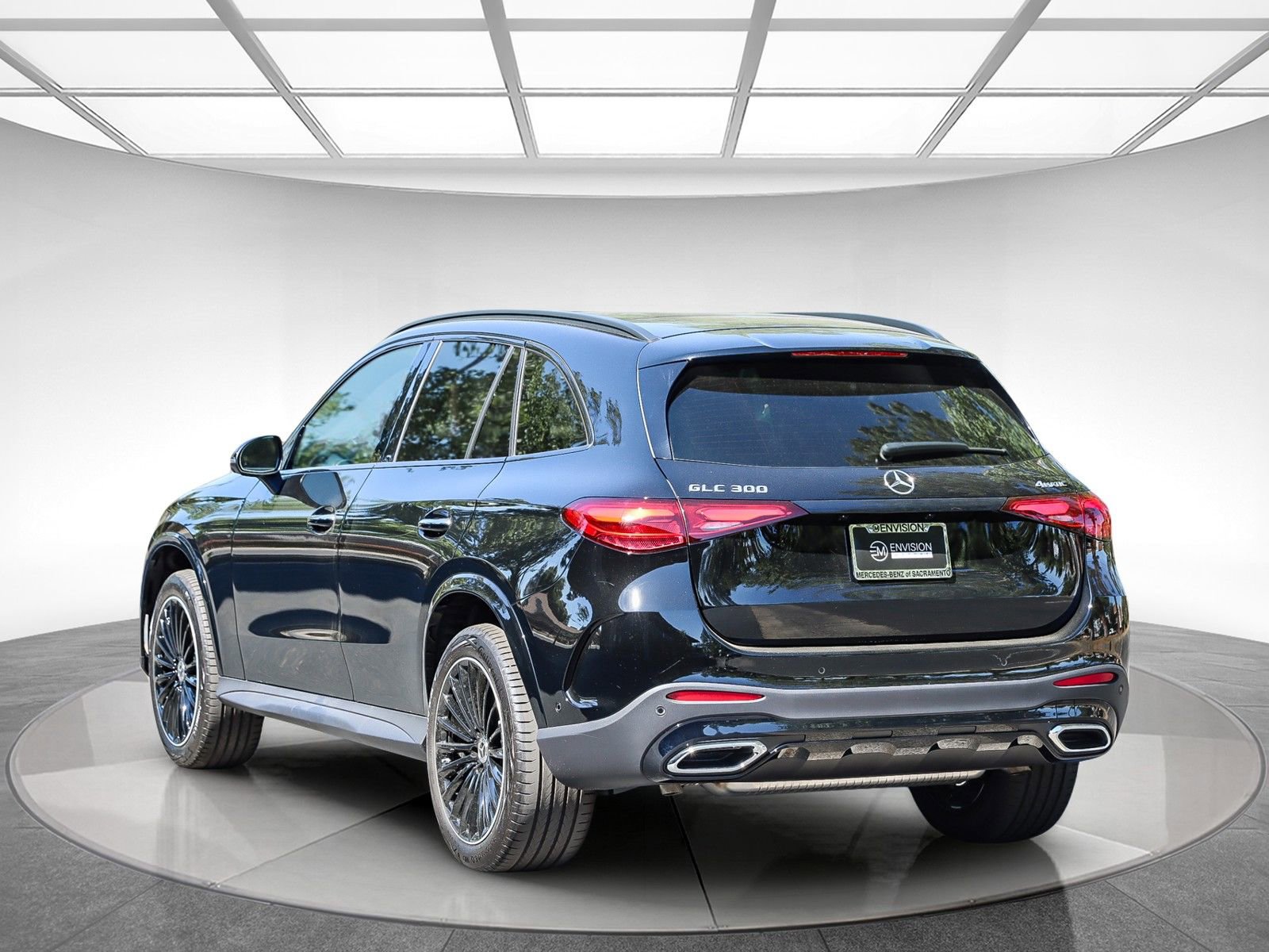 Used 2024 Mercedes-Benz GLC 300 4MATIC image 2