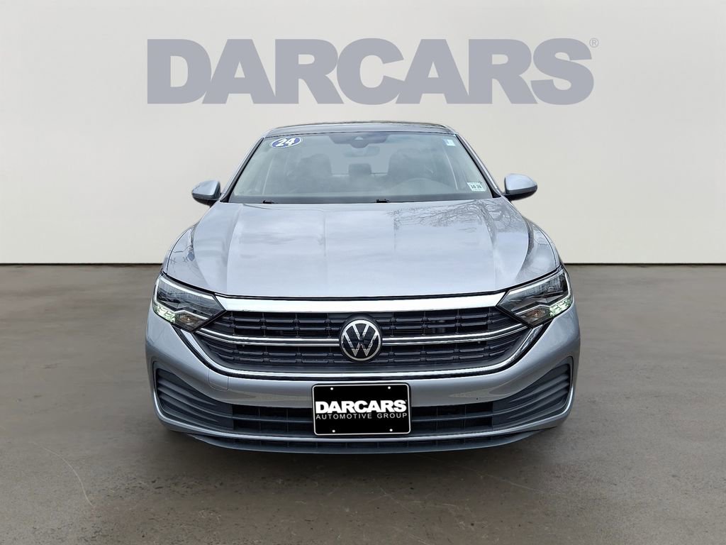 Used 2024 Volkswagen Jetta SE w/ Panoramic Sunroof Package image 2