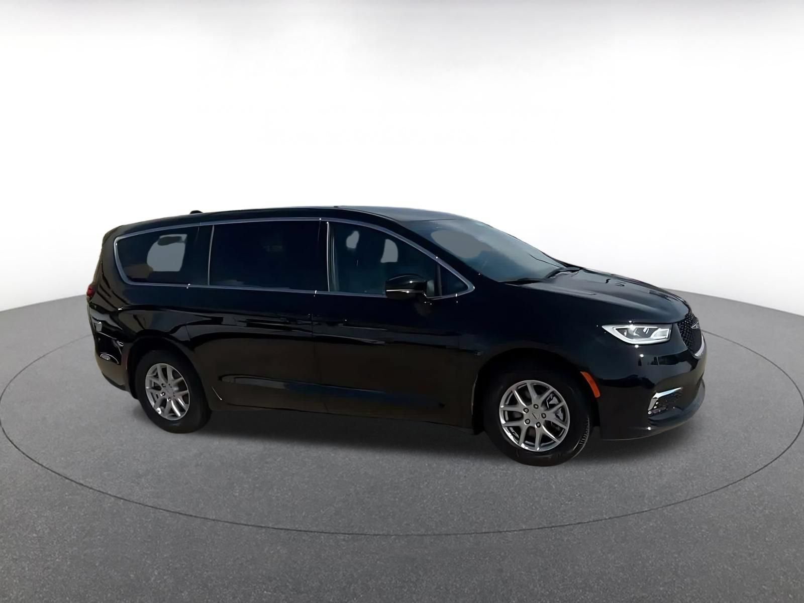 Used 2025 Chrysler Pacifica Select FWD image 2