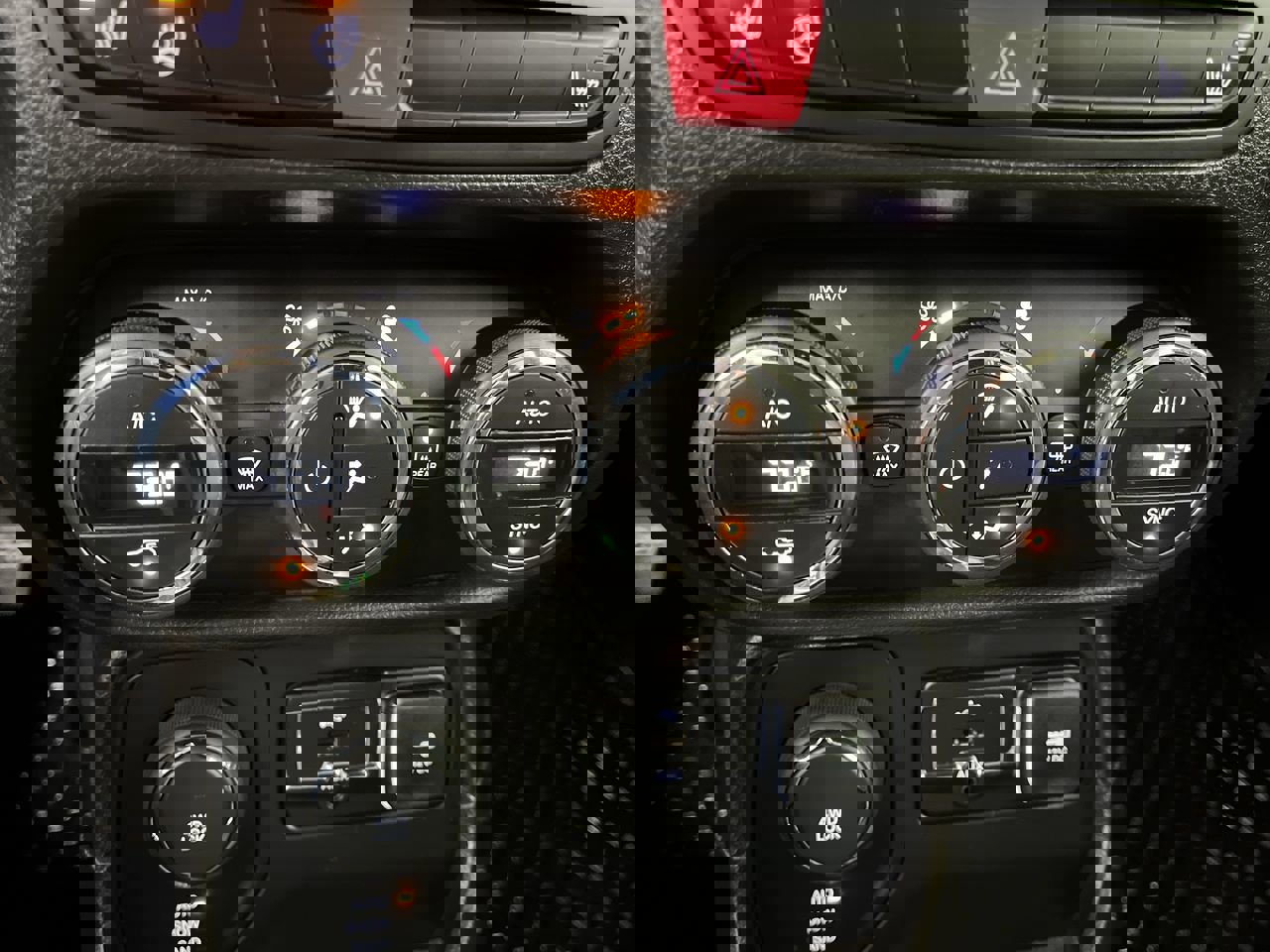 Used 2017 Jeep Renegade Latitude w/ Popular Equipment Group image 19