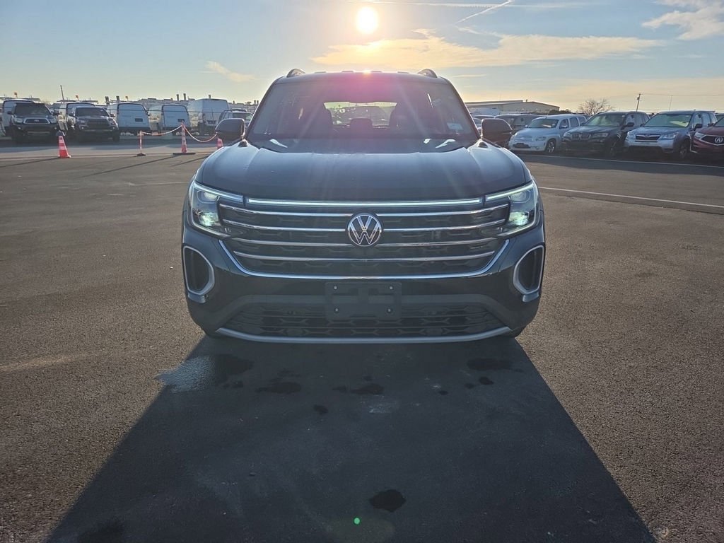 Used 2025 Volkswagen Atlas SE image 2