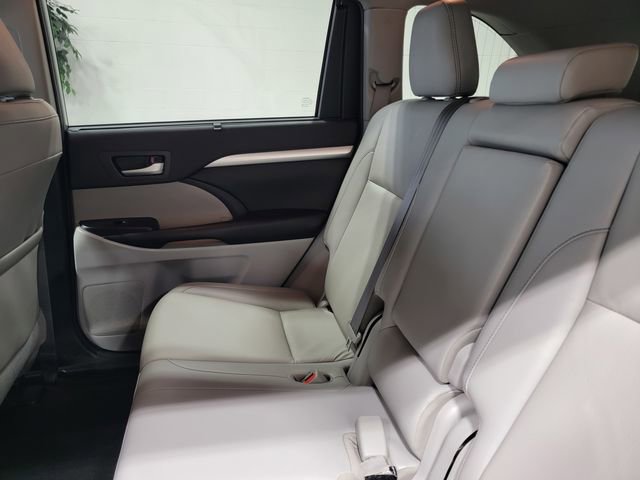 Used 2019 Toyota Highlander XLE AWD/4WD image 13