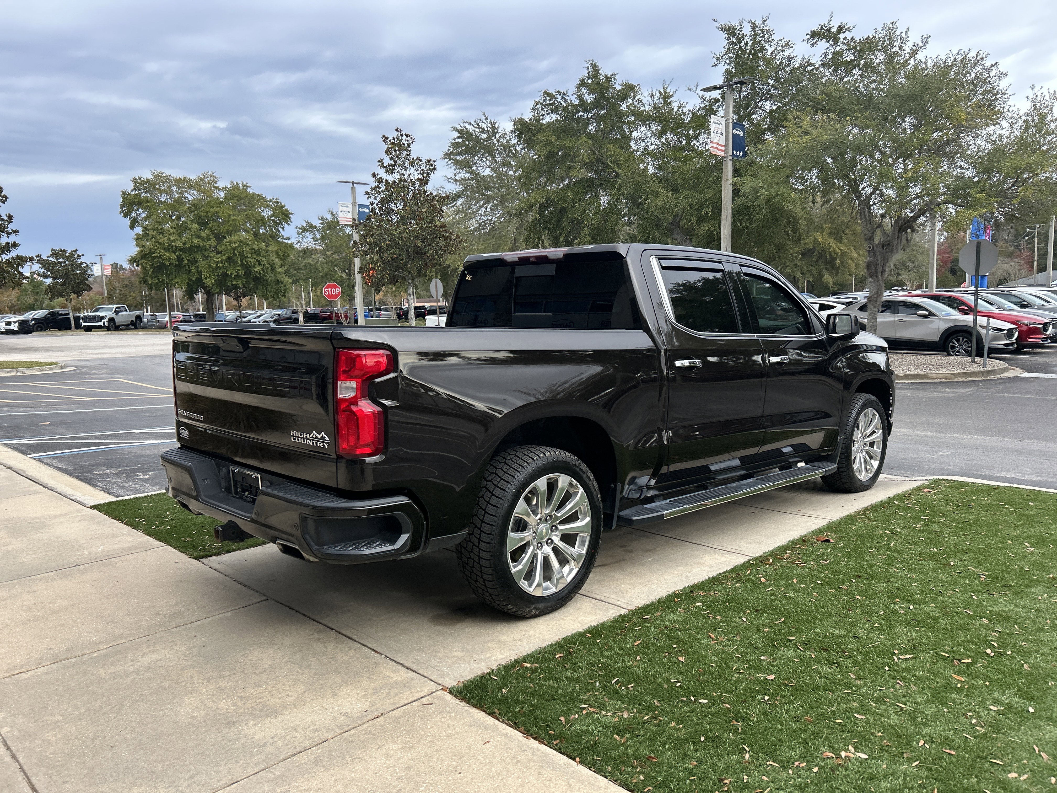 Used 2019 Chevrolet Silverado 1500 High Country w/ Technology Package image 3