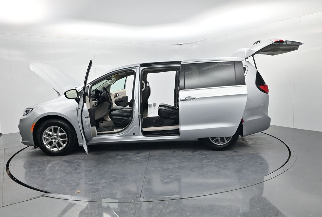 Used 2024 Chrysler Pacifica Touring-L image 60