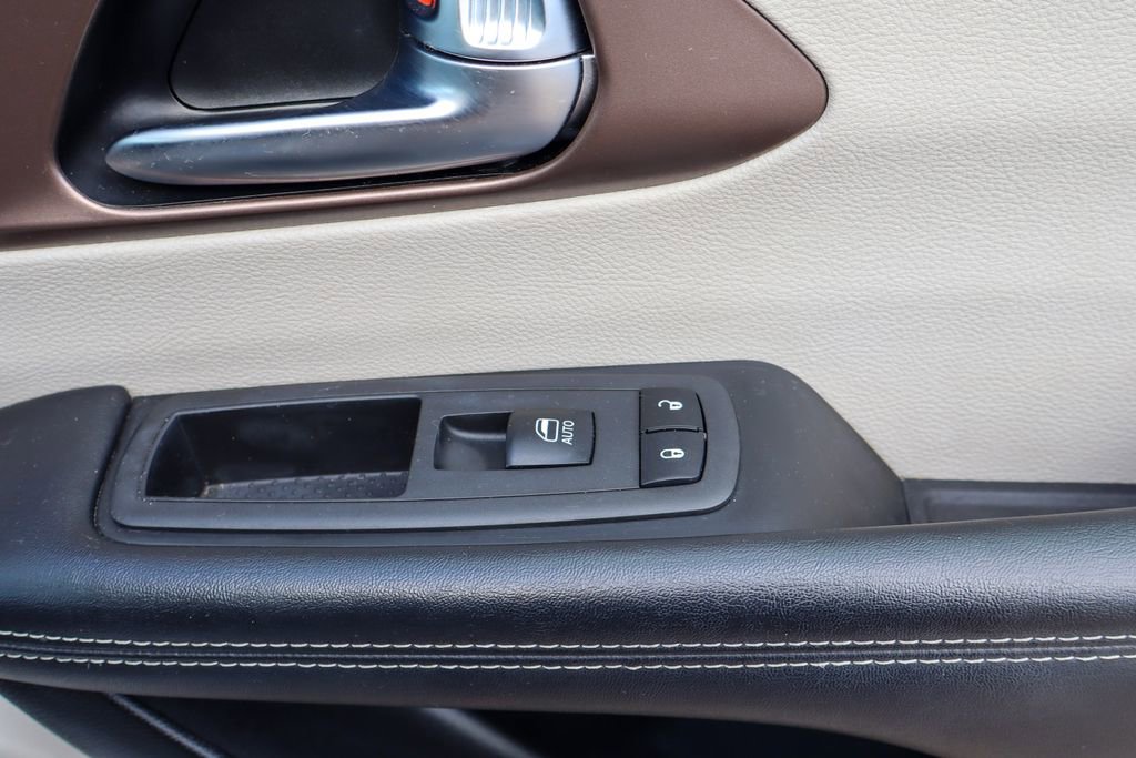 Used 2022 Chrysler Voyager LX FWD image 31