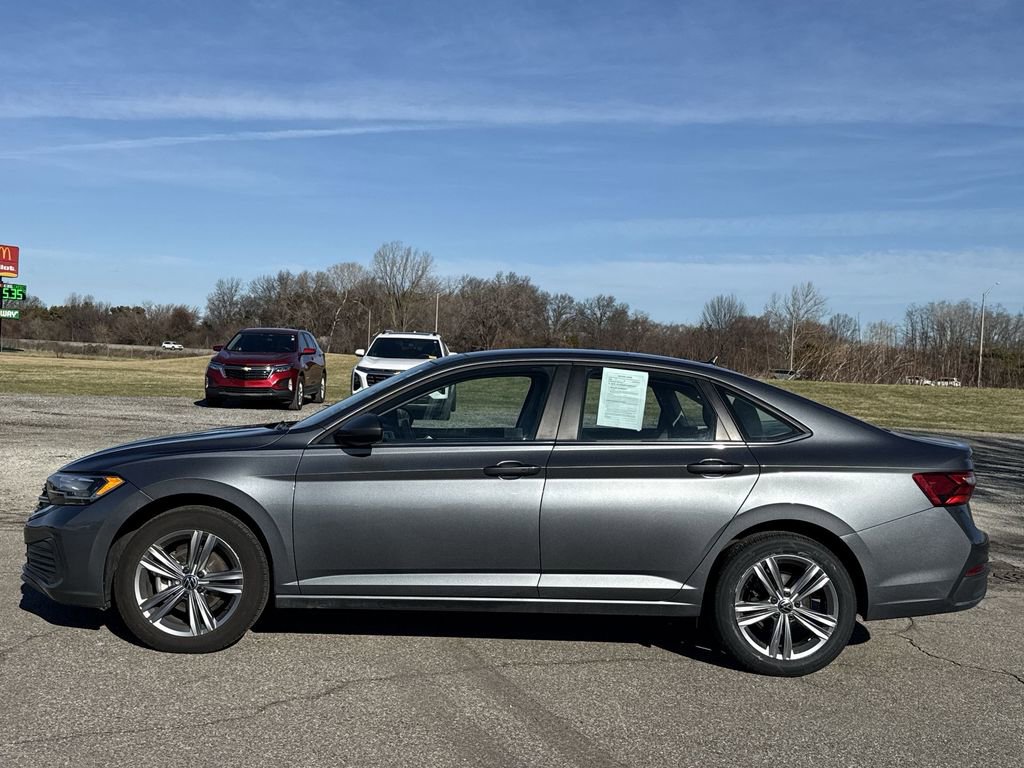 Used 2024 Volkswagen Jetta SE image 5
