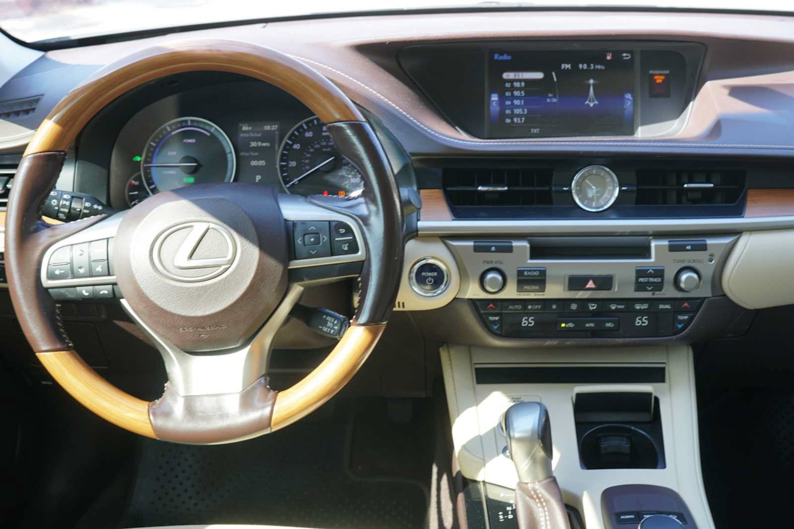 Used 2016 Lexus ES 300h w/ Premium Package w/Wood Trim FWD image 22