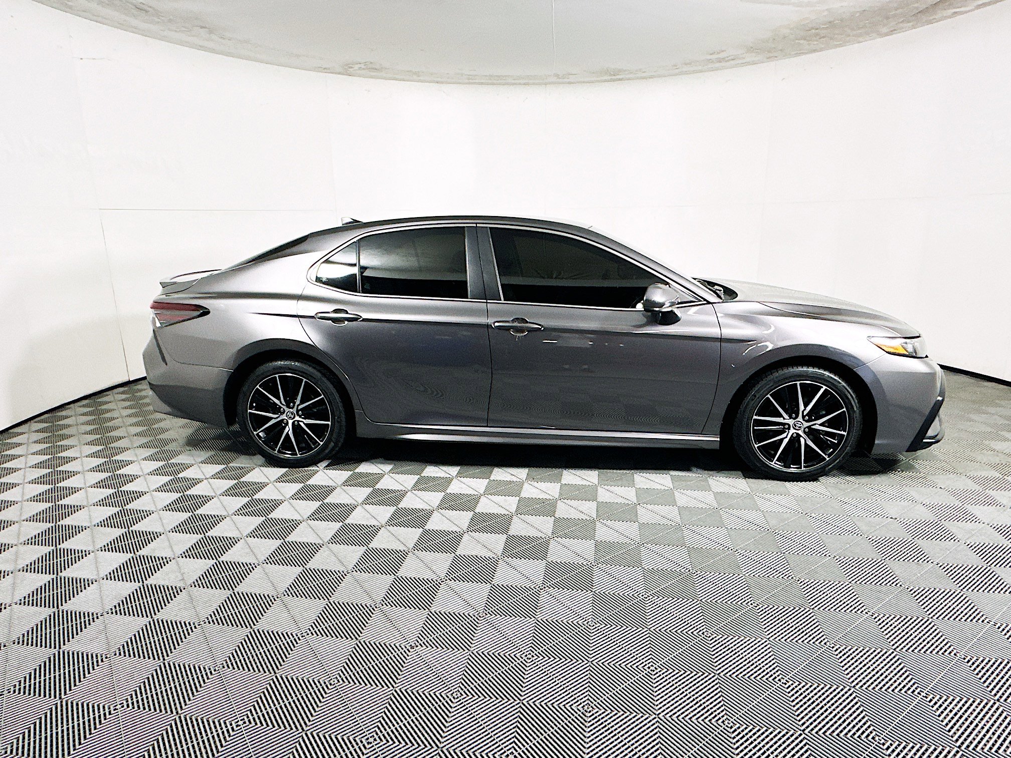 Used 2021 Toyota Camry SE image 2