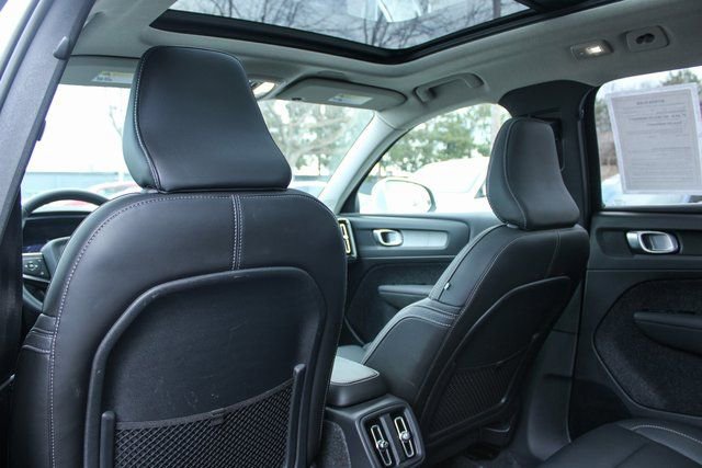 Used 2025 Volvo XC40 B5 Plus image 32