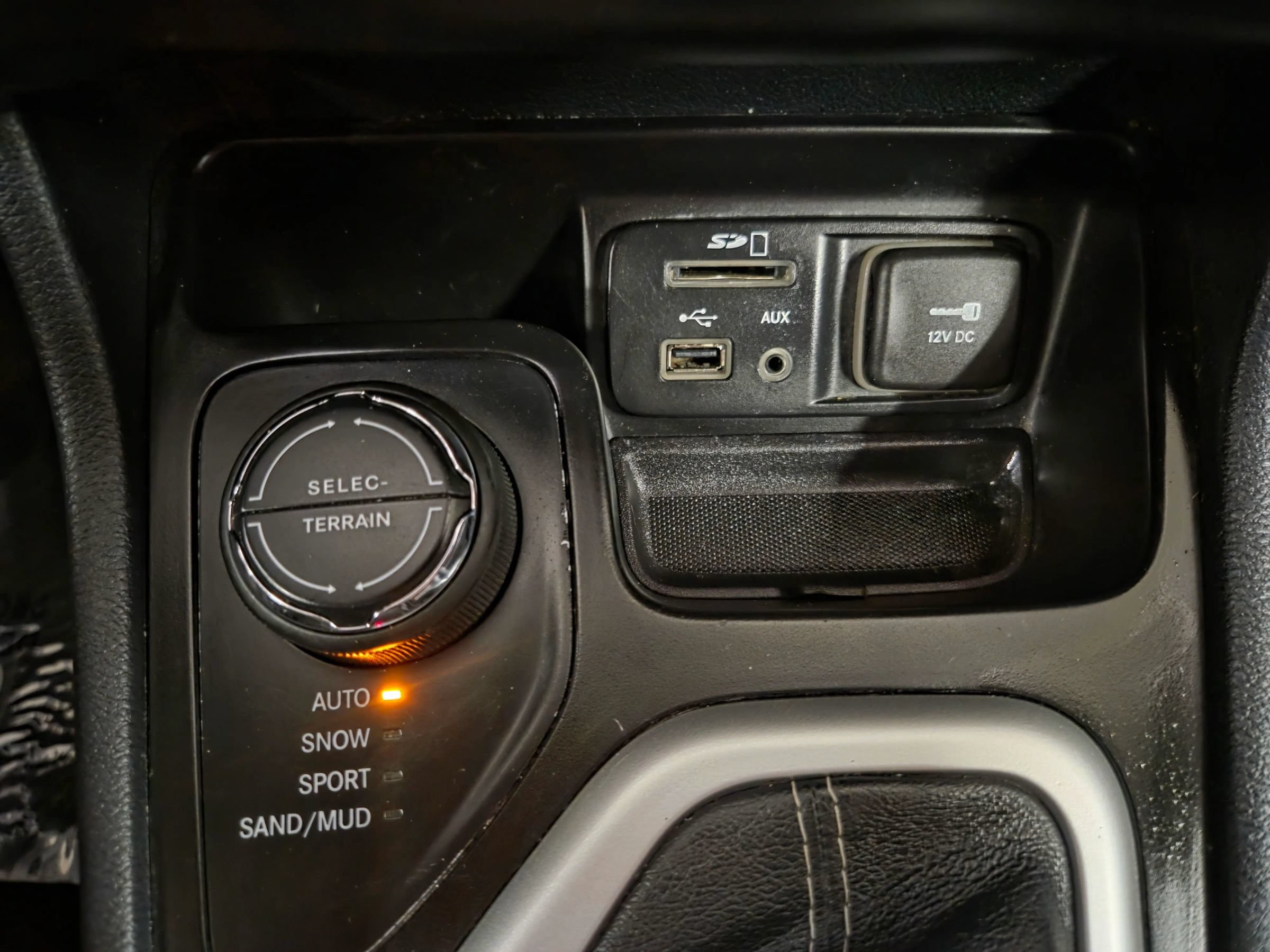 Used 2014 Jeep Cherokee Limited AWD/4WD image 25