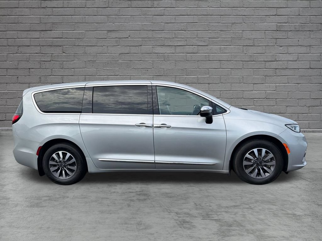 Used 2023 Chrysler Pacifica Limited FWD image 6
