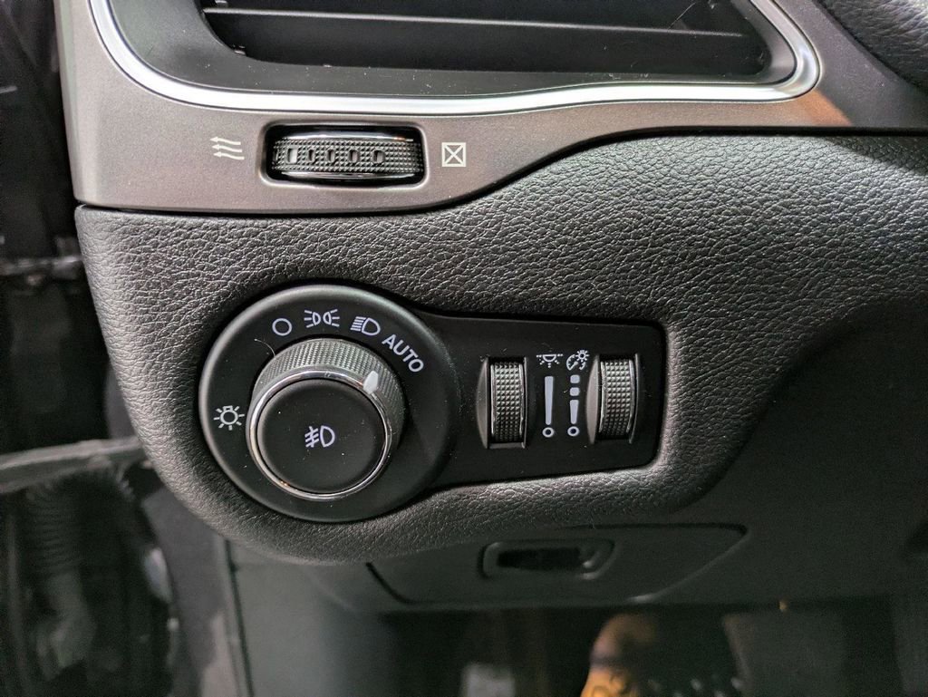 Used 2019 Jeep Cherokee Latitude Plus w/ Cold Weather Group image 16