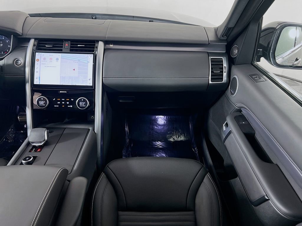 Used 2025 Land Rover Discovery Metropolitan Edition image 25