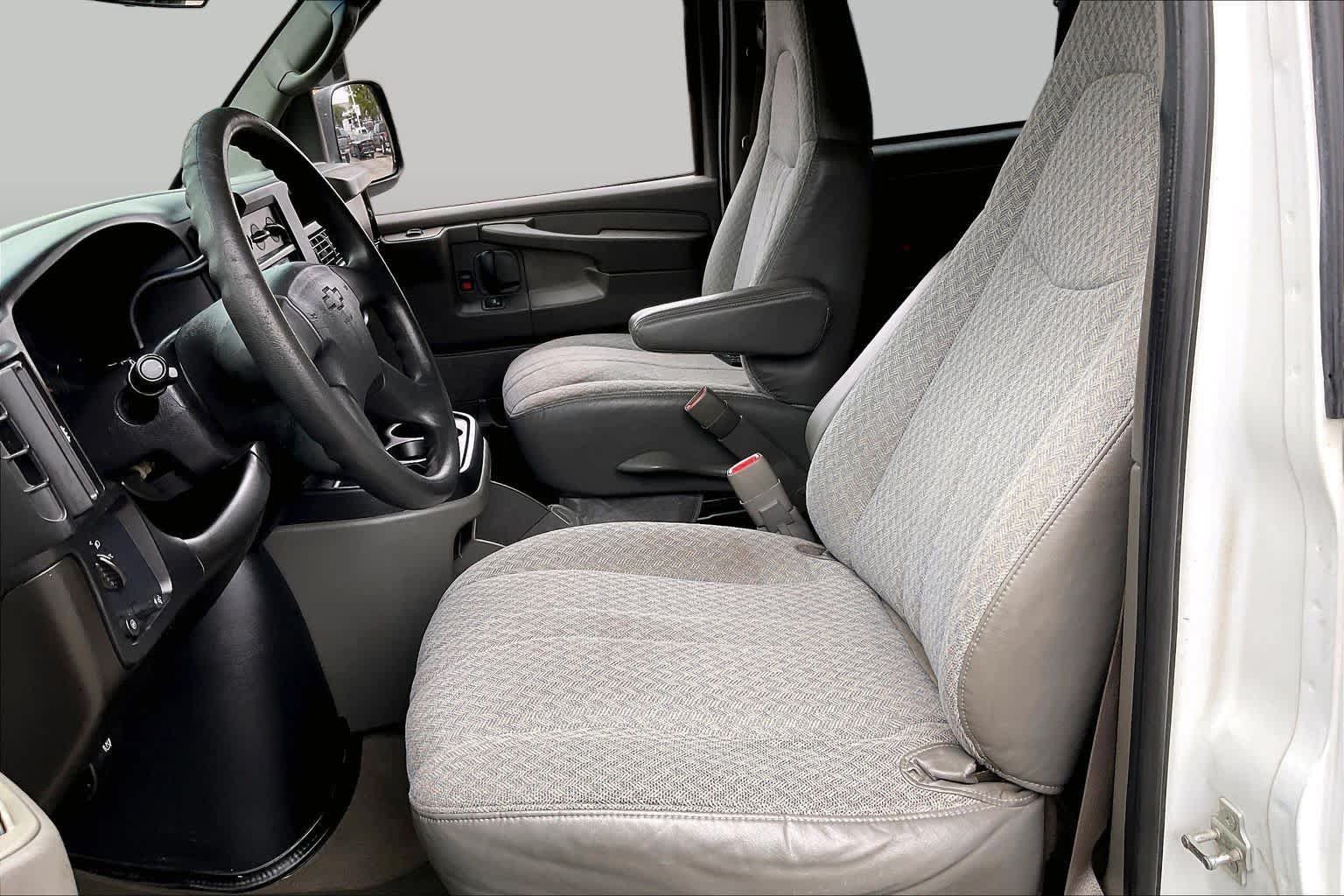 Used 2007 Chevrolet Express 3500 Extended Passenger w/ LT Preferred Equipment Group RWD image 7