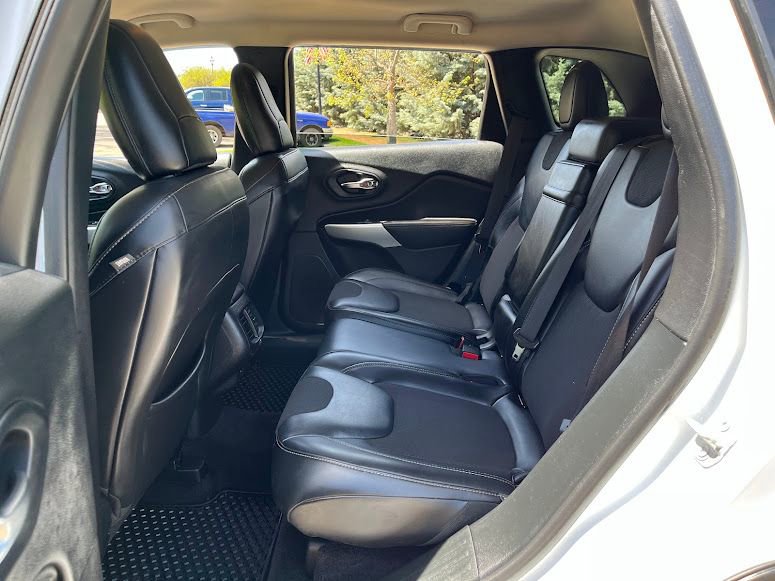 Used 2018 Jeep Cherokee Latitude Plus w/ Cold Weather Group AWD/4WD image 39