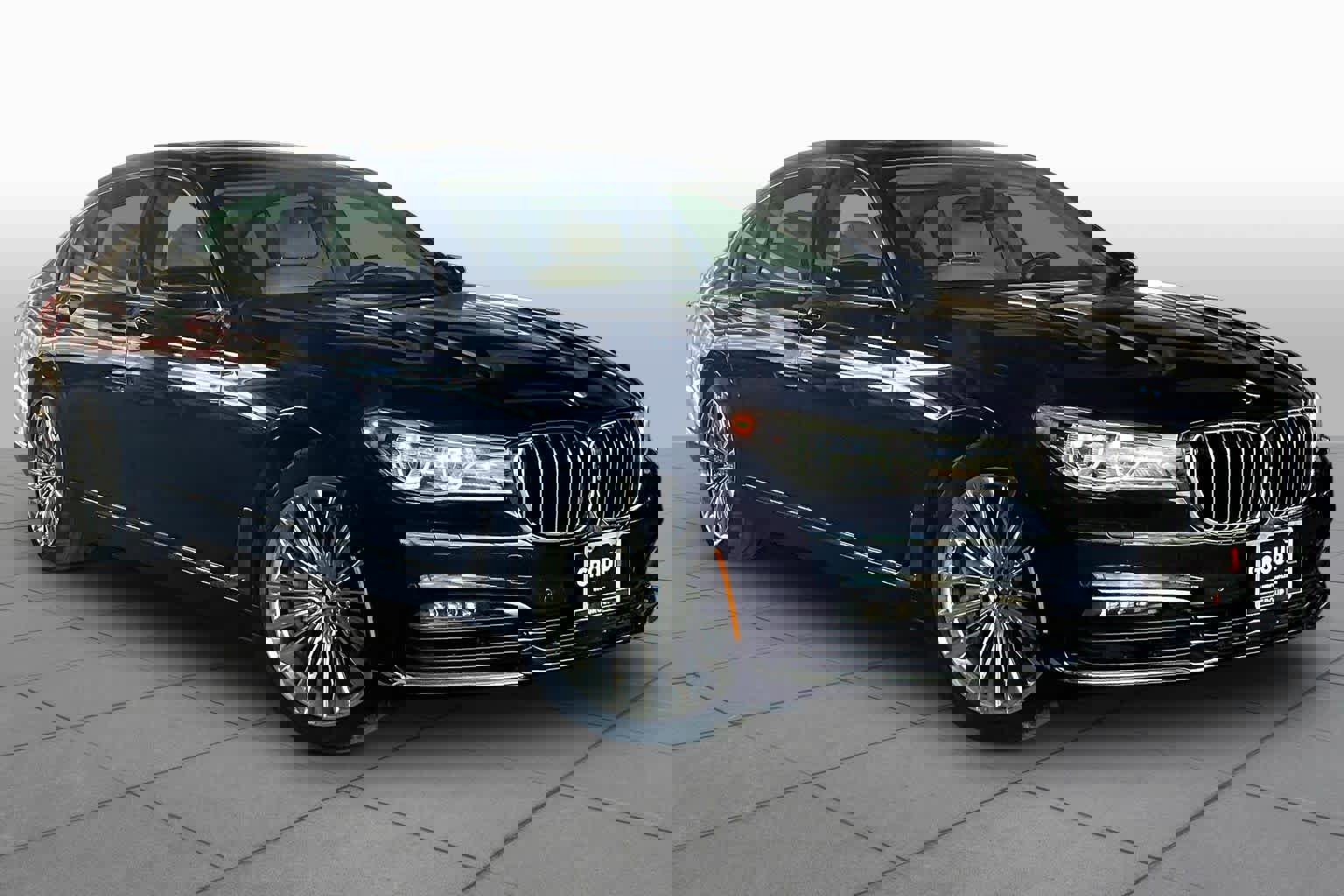 Used 2018 BMW 750i image 2