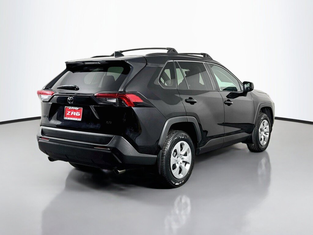 Used 2021 Toyota RAV4 LE FWD image 5