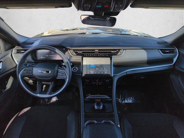 Used 2025 Jeep Grand Cherokee Laredo image 17