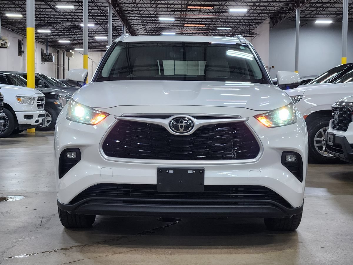 Used 2022 Toyota Highlander XLE AWD/4WD image 2