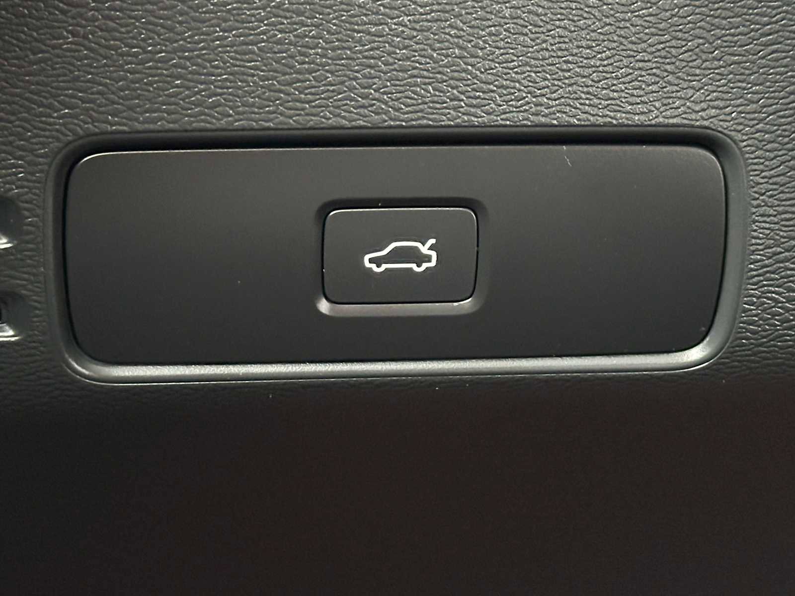 Used 2025 Volvo XC40 B5 Plus w/ Protection Package Premier image 32