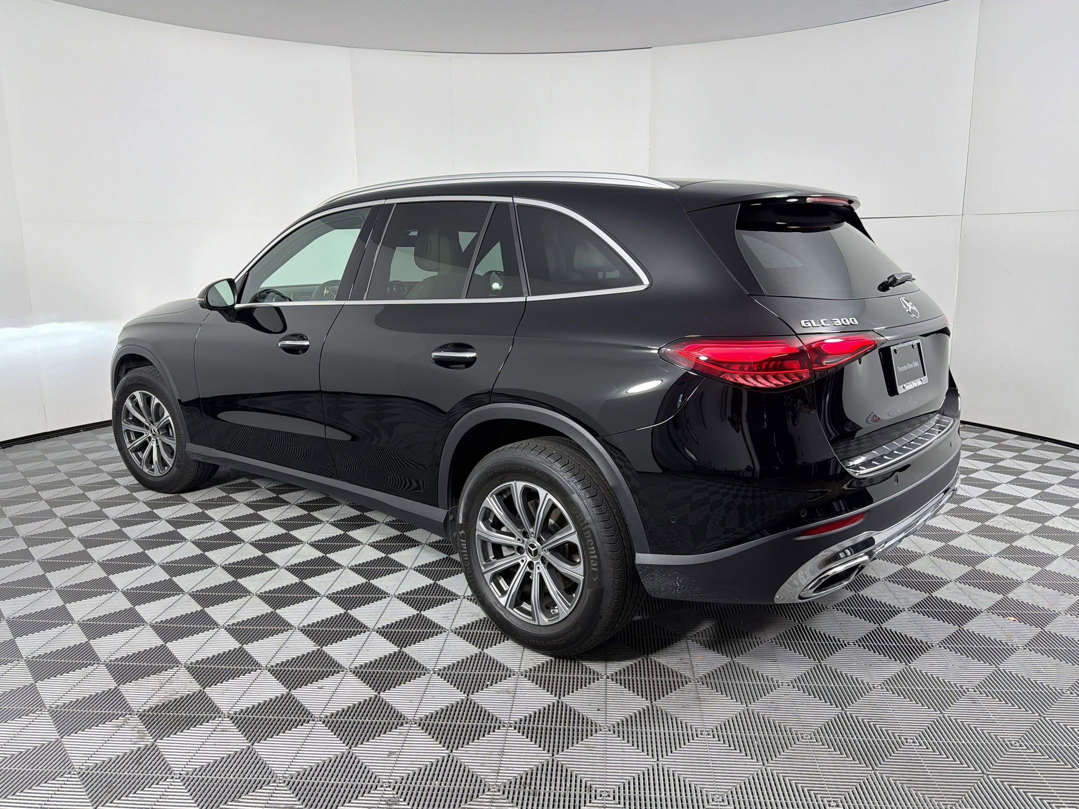 Used 2025 Mercedes-Benz GLC 300 image 3