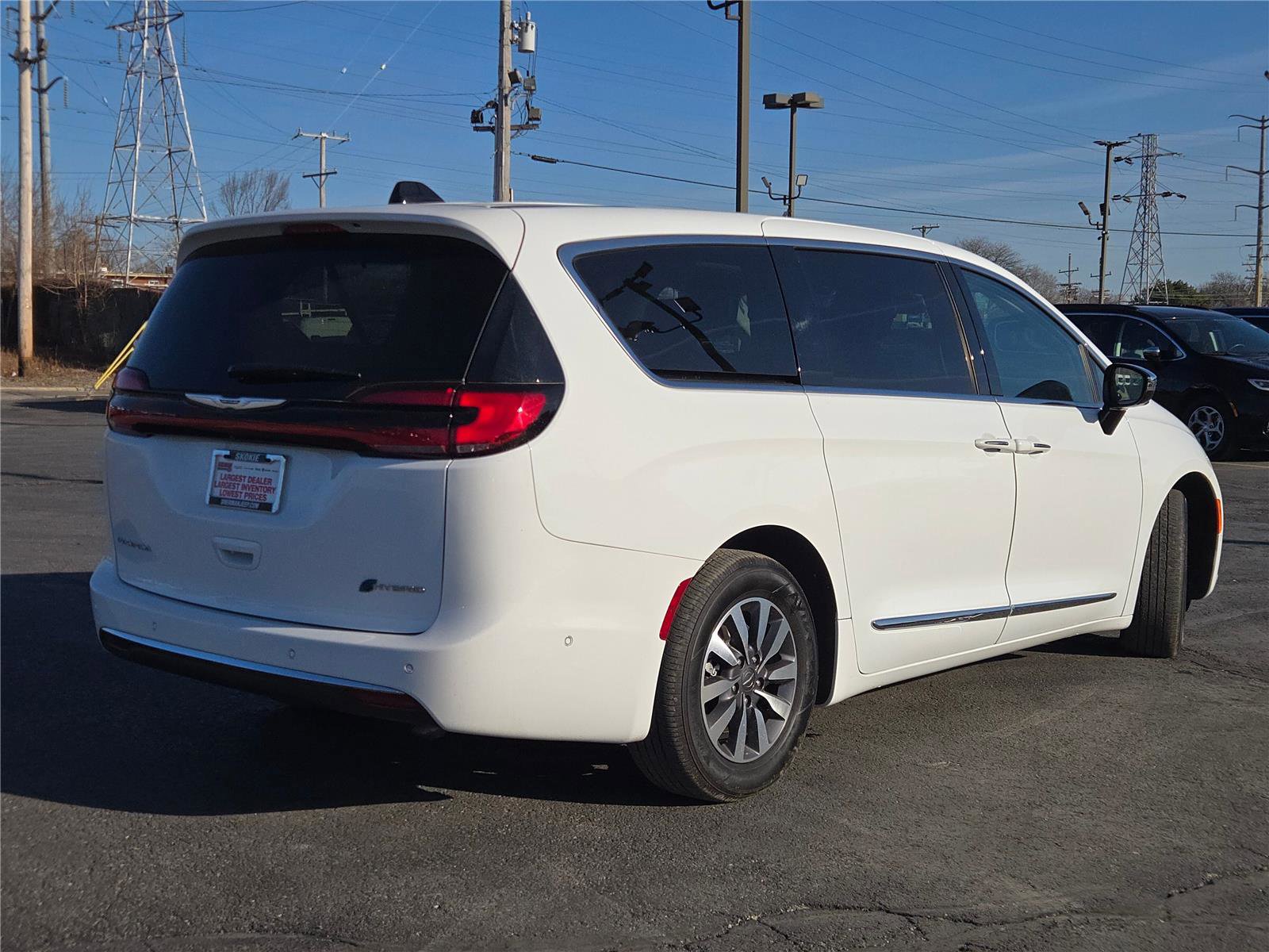 Used 2023 Chrysler Pacifica Limited w/ Uconnect Theater Family Group image 13