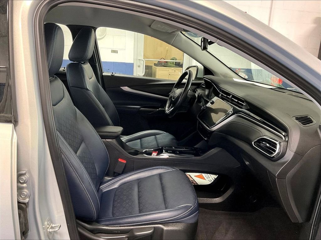 Used 2023 Chevrolet Bolt EUV LT w/ Convenience Package FWD image 11
